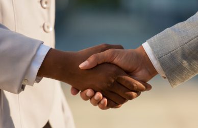 Fidélisation en officine, serrage de main entre un titulaire et un préparateur en pharmacie
