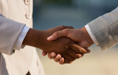 Fidélisation en officine, serrage de main entre un titulaire et un préparateur en pharmacie